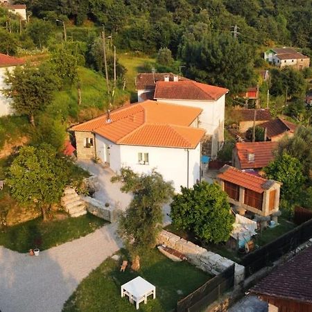 A Casa Com 2 Pereiras Bed and Breakfast Terras de Bouro Buitenkant foto