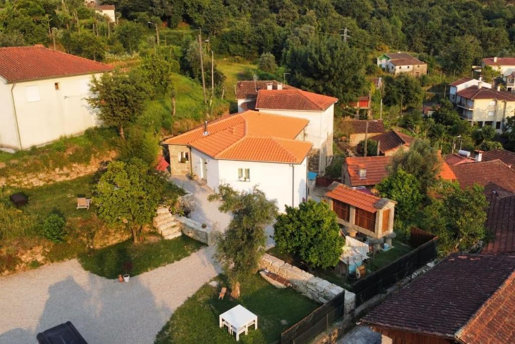 A Casa Com 2 Pereiras Bed and Breakfast Terras de Bouro Buitenkant foto