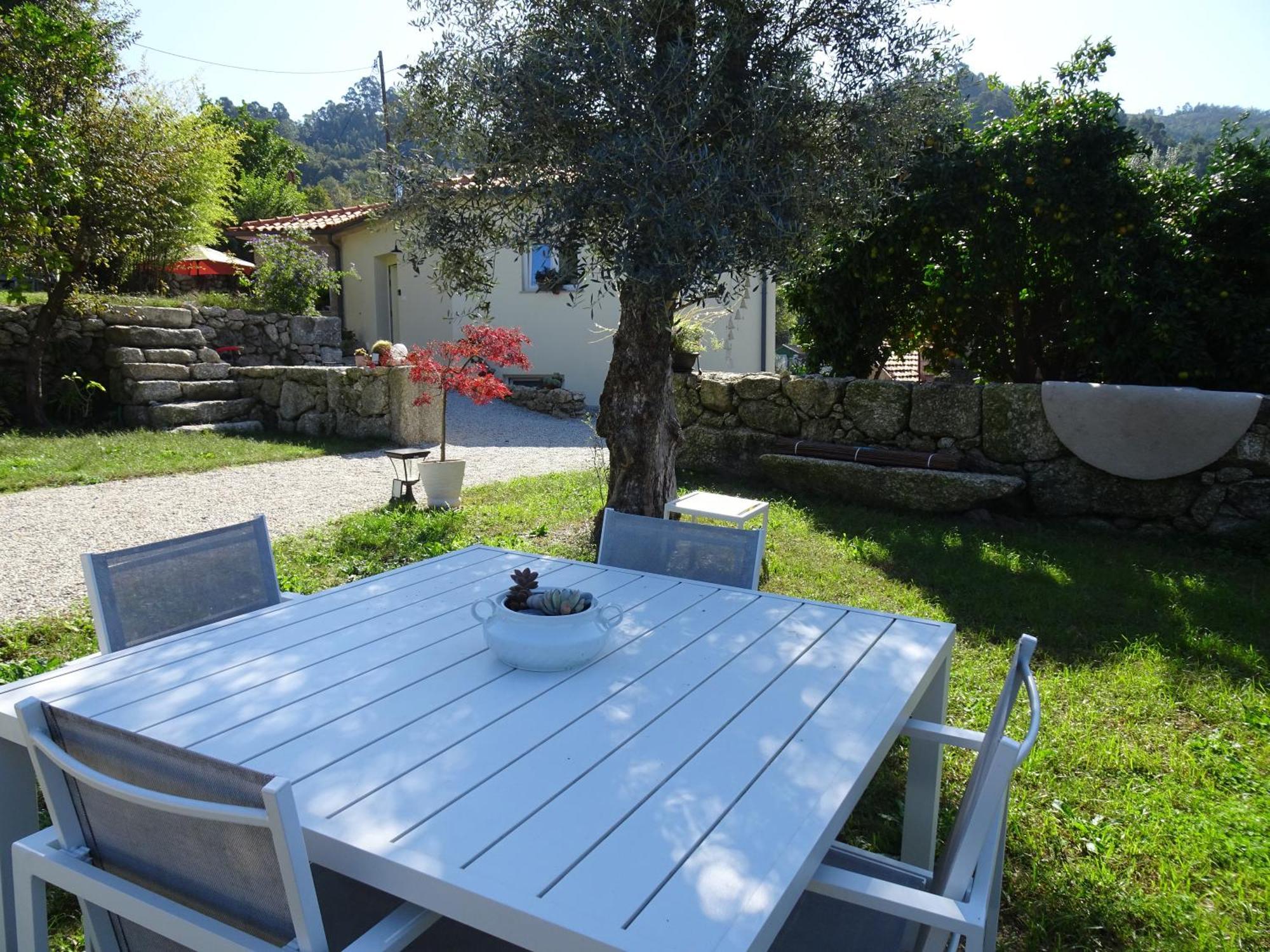 A Casa Com 2 Pereiras Bed and Breakfast Terras de Bouro Buitenkant foto
