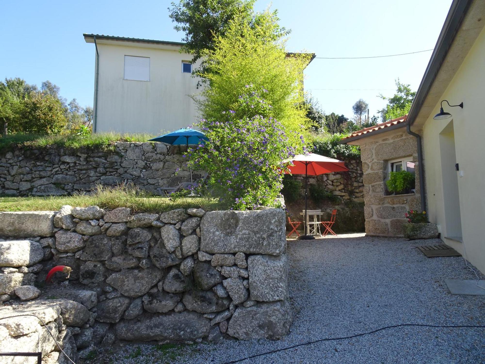 A Casa Com 2 Pereiras Bed and Breakfast Terras de Bouro Buitenkant foto